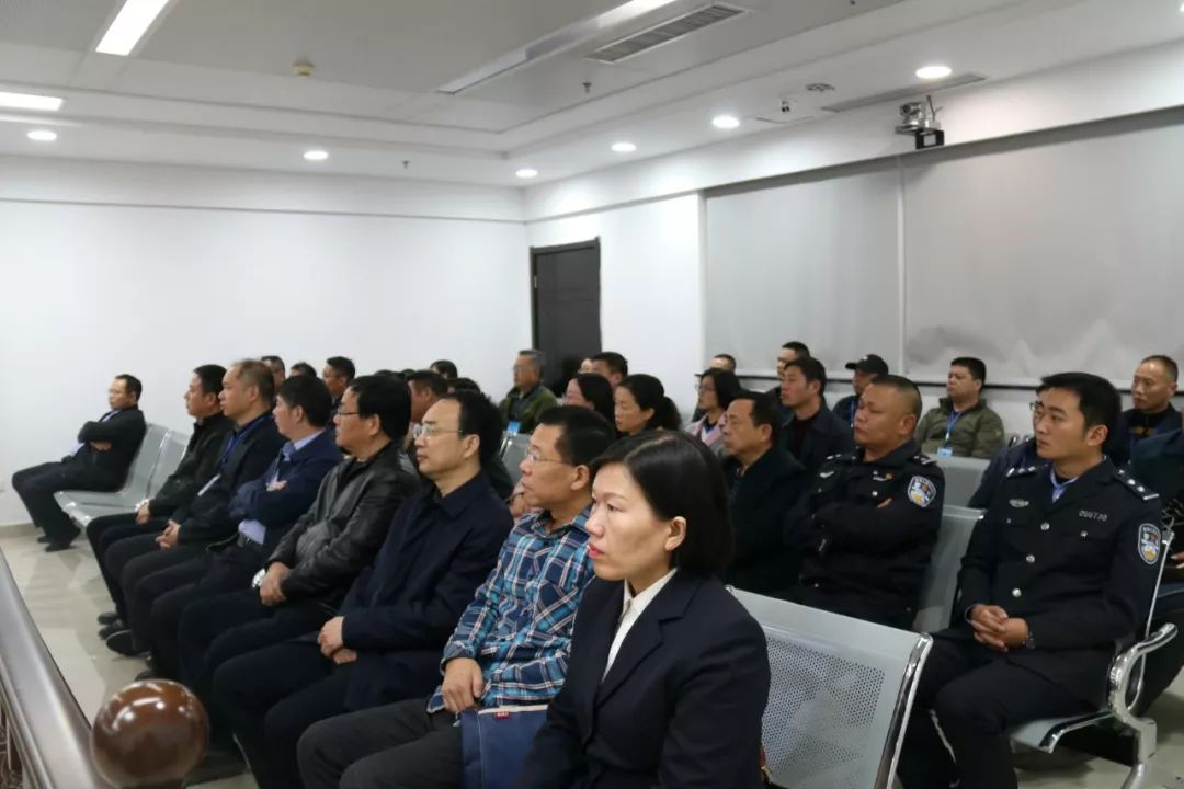 天门一服装店老板状告市公安局!法院开庭审理现场