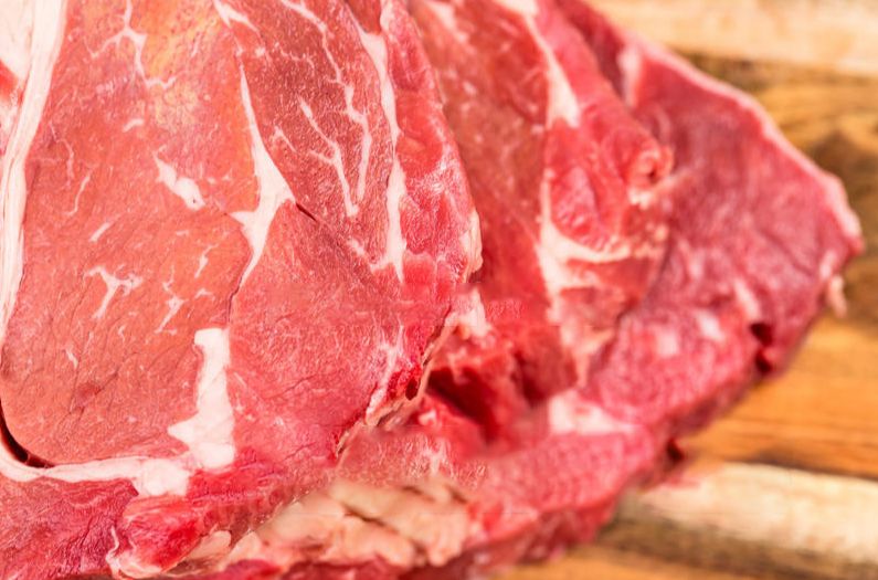 大米龙平均一头八百多斤的牛,后腿肉也仅有30斤,因为几乎没有什么肥肉