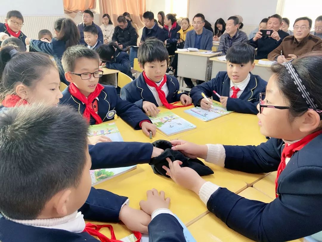 同时,刘老师注意设计开放性的问题与学生进行深度对话,重视学生思