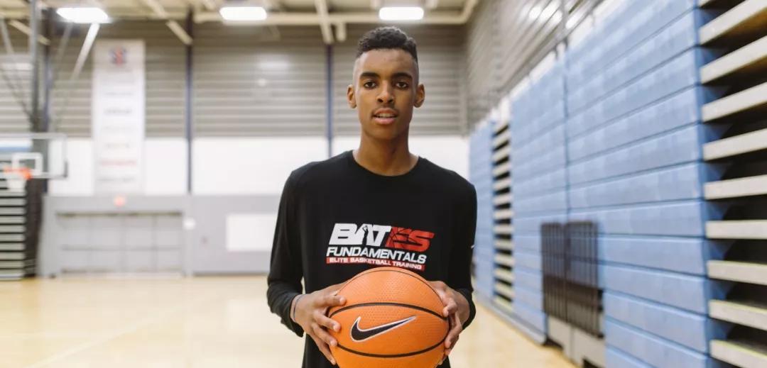 贝茨被rivals,espn以及247sports等多家权威媒体列为5星高中生,在各大