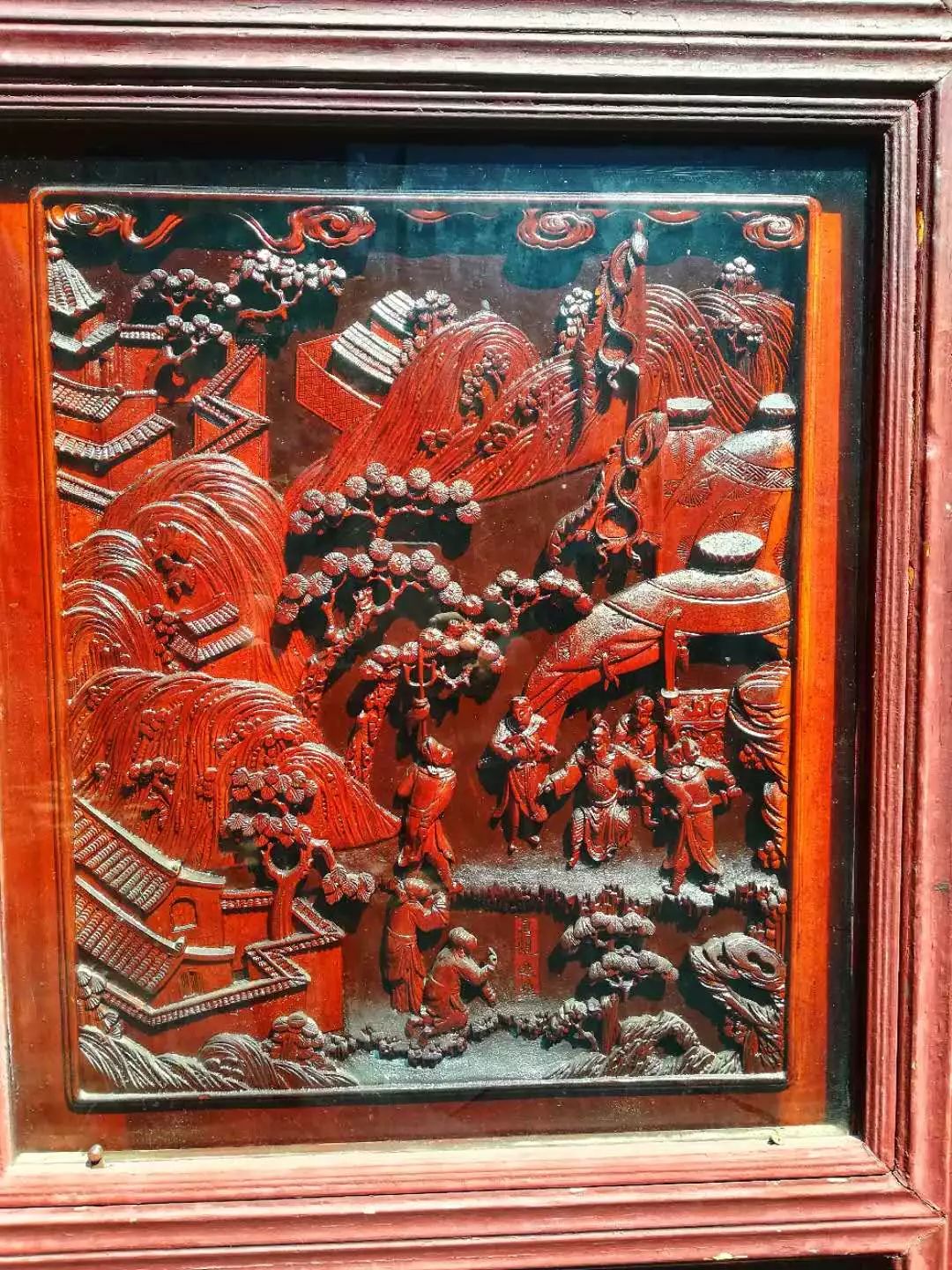 大厅包头梁上的黄杨木雕,叙述的是"桃园结义","三英战吕布","三顾茅庐