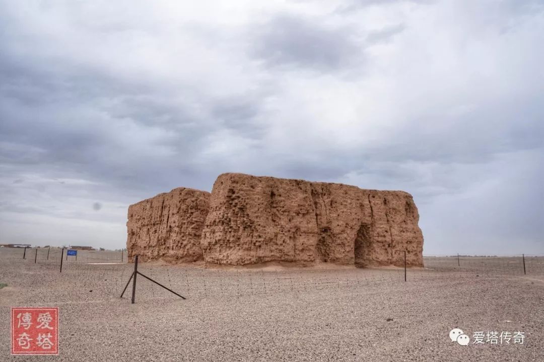 红城是一座22米见方的方形城堡,高七米余,南边开门和西北地区大多数