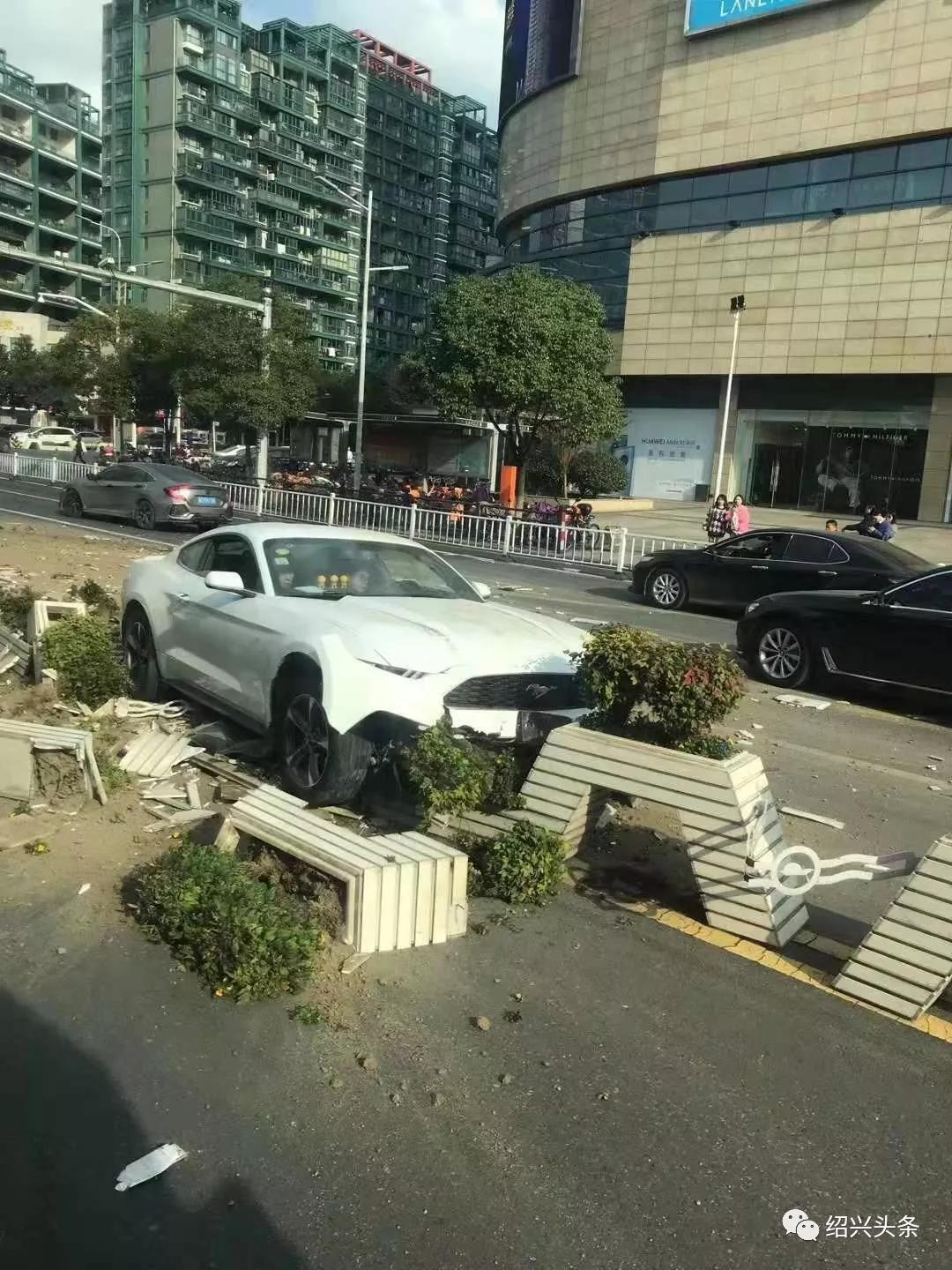 突发银泰百货附近发生严重车祸一辆白色跑车失控撞上中央隔离栏