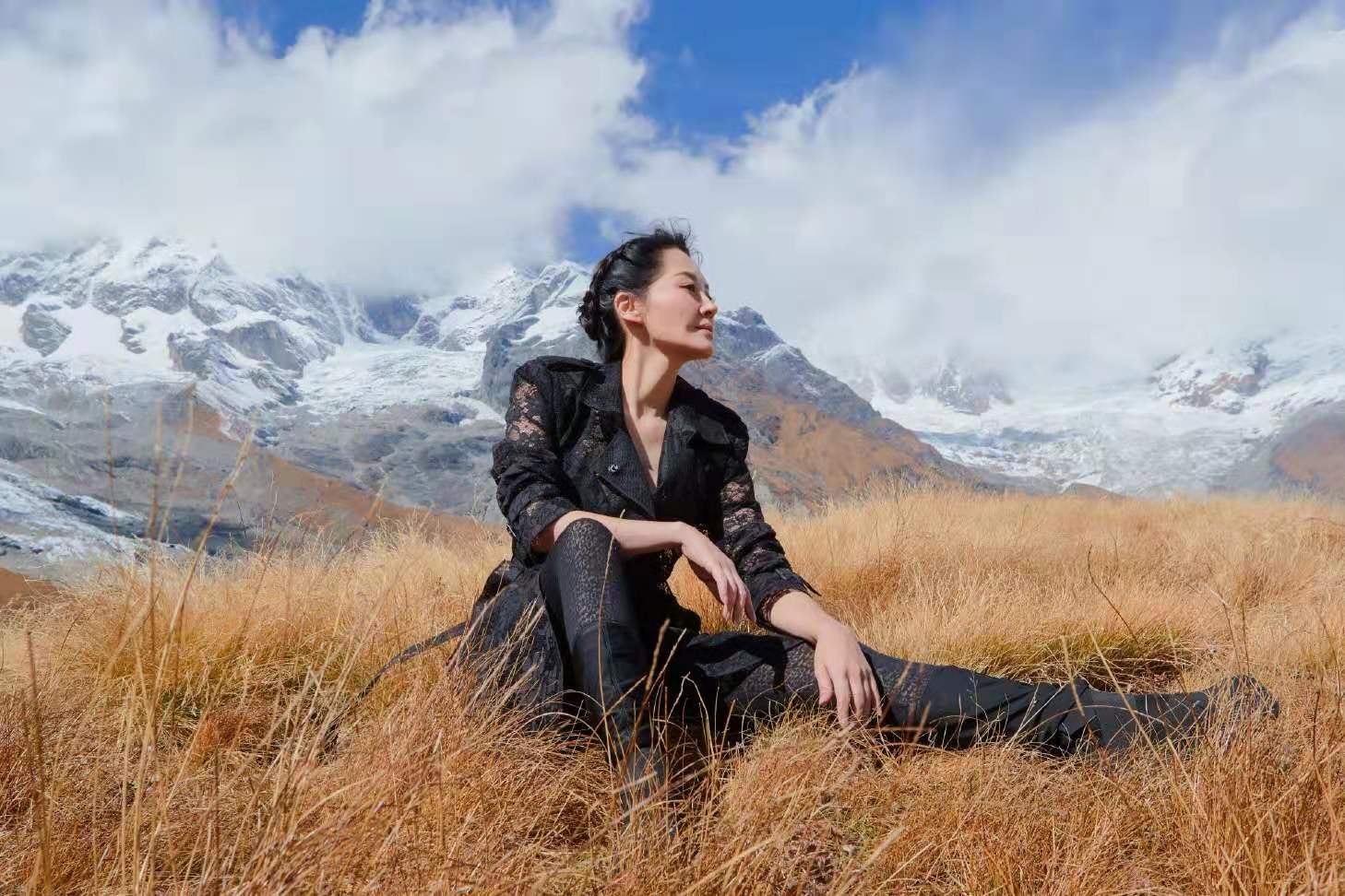 原创许晴晒旅行美照,黄裙编发荡秋千似精灵,50岁大妈年龄嫩成小姑娘