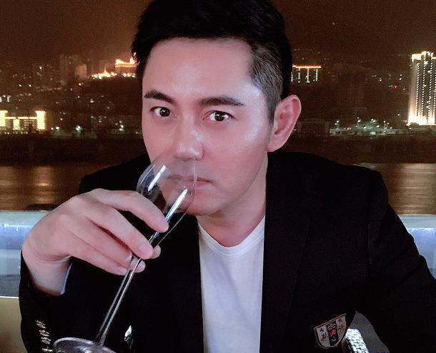 留了胡子的他,少了几分青涩,多了几分成熟与稳重,更像帅大叔.