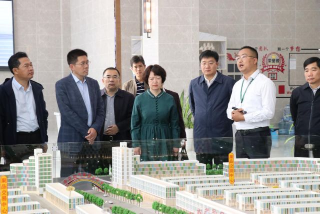 裴海峰首先向考察团一行介绍市场整体规划,经营业态,一期运营情况及