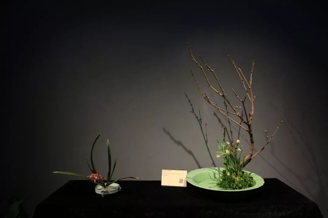 活动现场布置有以宋画为创作背景的插花作品,这些作品还原了宋代花艺"