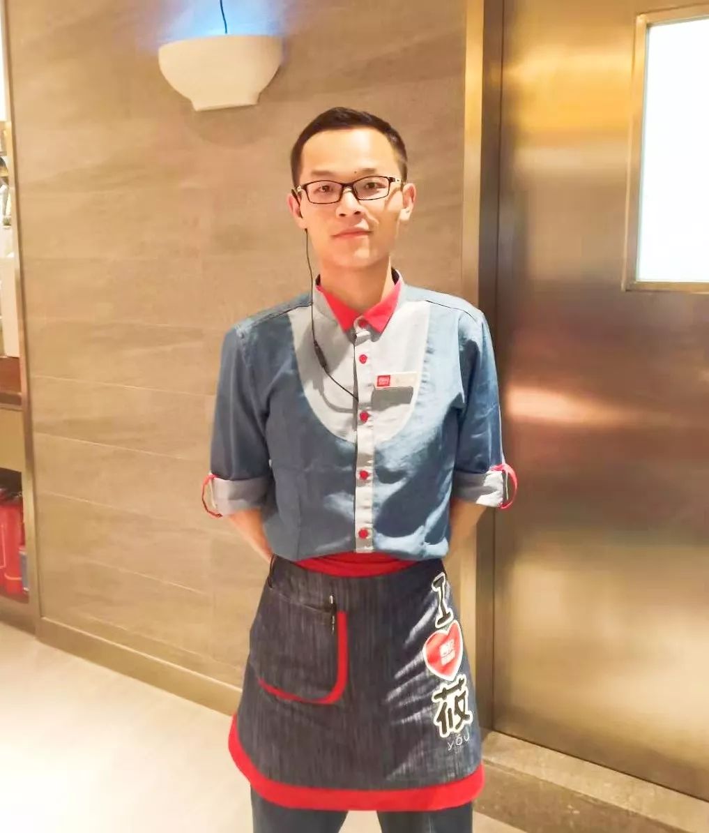 品味早读丨读《西贝的服务员为什么总爱笑》有悟