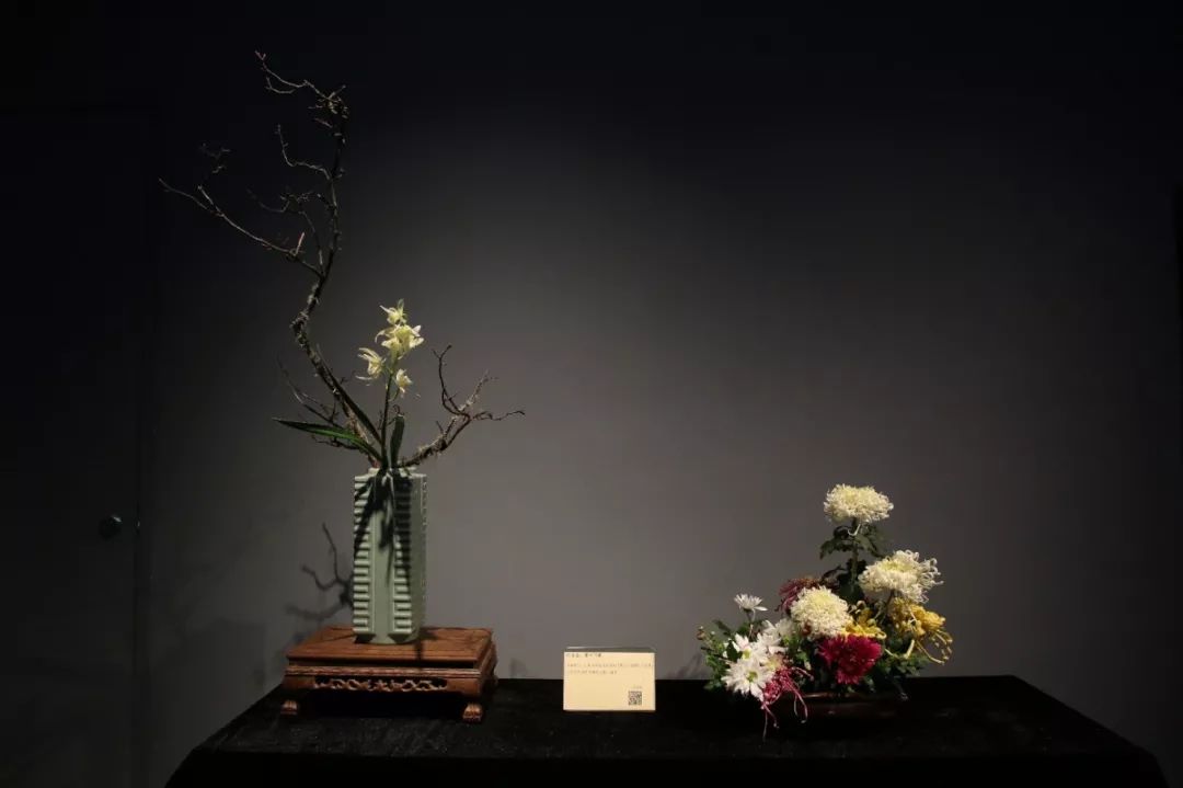 活动现场布置有以宋画为创作背景的插花作品,这些作品还原了宋代花艺"