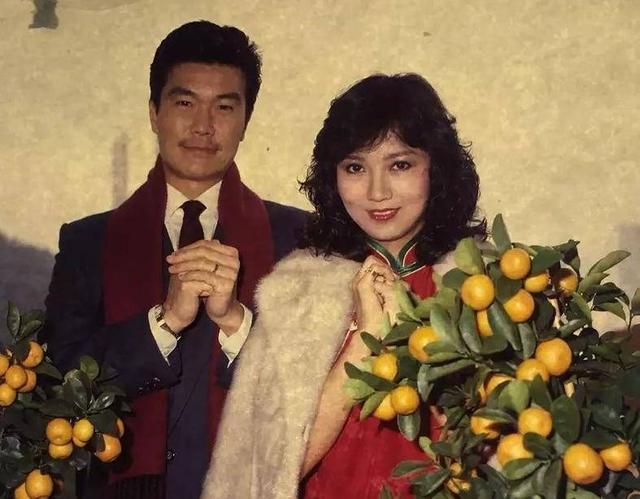 赵雅芝丈夫放弃高薪转做绿叶演员 结婚34年出席活动仍十指紧扣