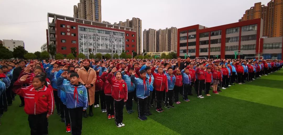 升国旗 唱国歌当和煦的晨风拉出第一缕阳光,一切的一切是那么美丽又