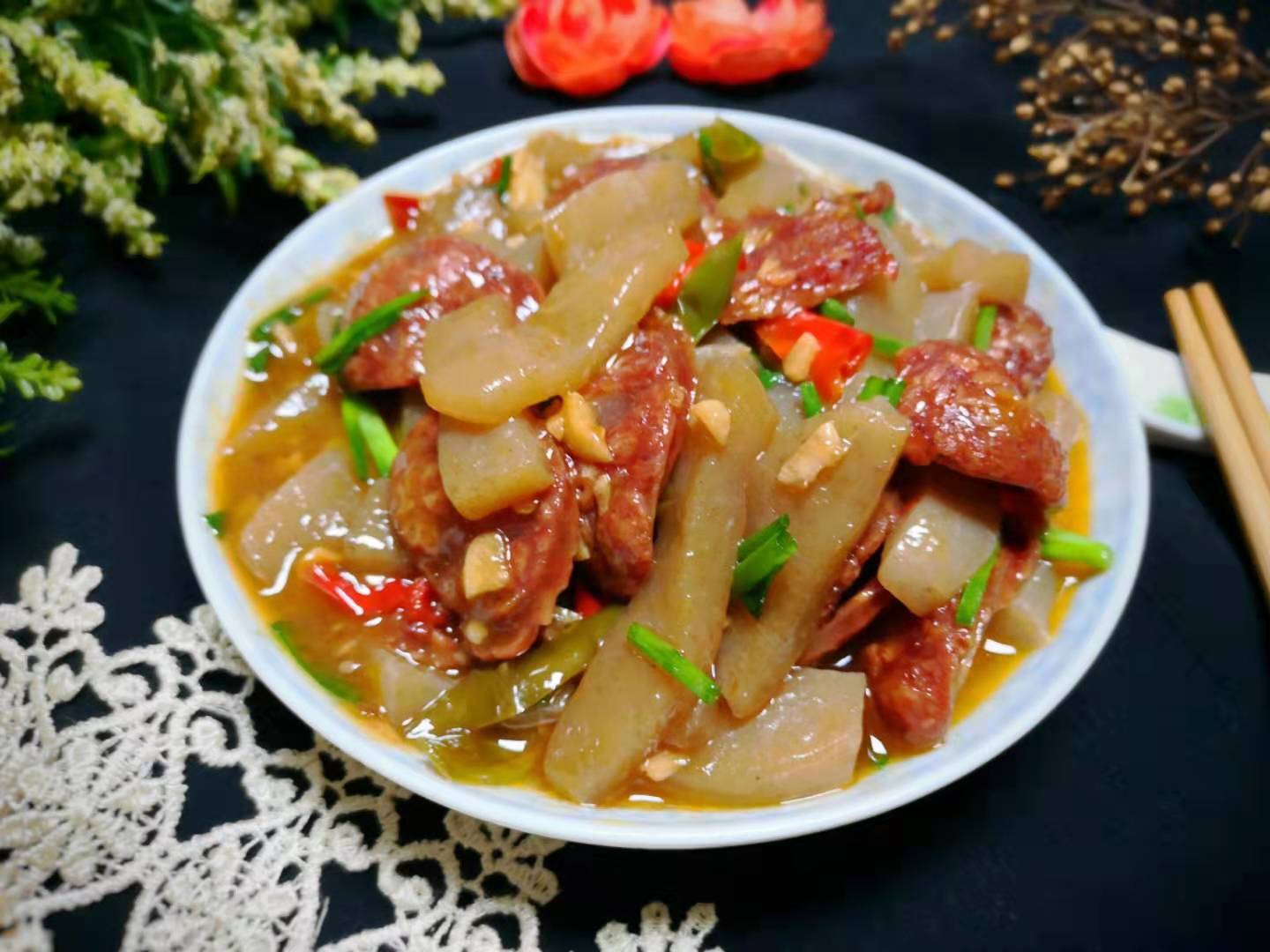 9,今天这道魔芋炒腊肠,做法非常特别简单,就这样烧上一盘,管饱又能