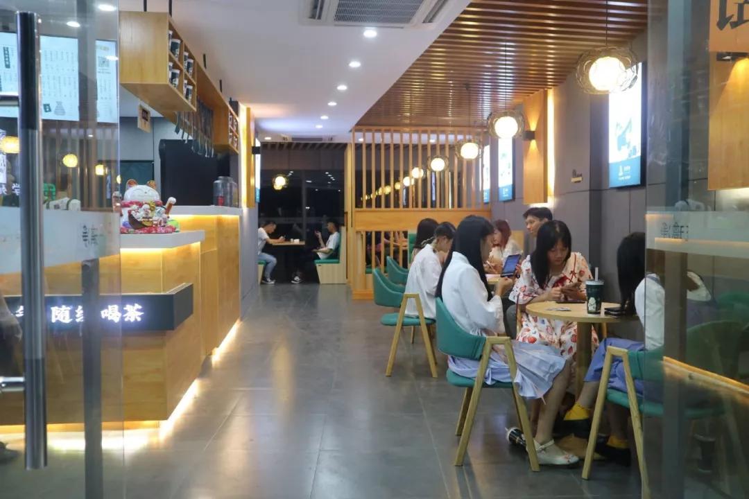 琉璃净奶茶店都会看到漂亮的学姐简约又大气你会发现这样一家以墨绿色