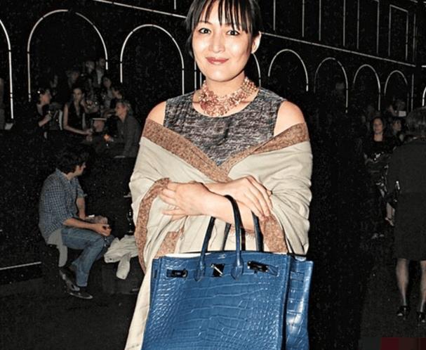 34岁就有百亿身家,如今大4岁后妈都二胎了,她依旧无人敢娶!_刘秀融