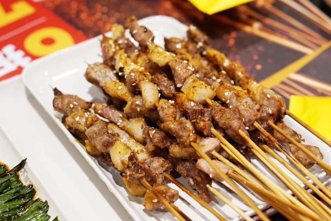烧烤的必点除了牛肉烤羔羊肉串一瞬间,眼睛先于味觉被惊艳到了最后再