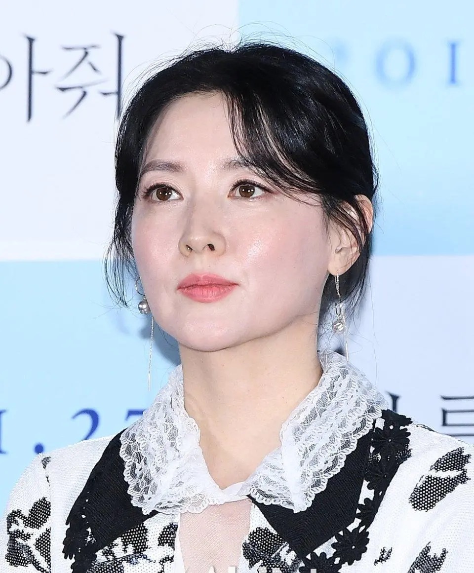 原创49岁李英爱亮相,蕾丝白裙配16年不变的容貌,年过半百冻龄似少女