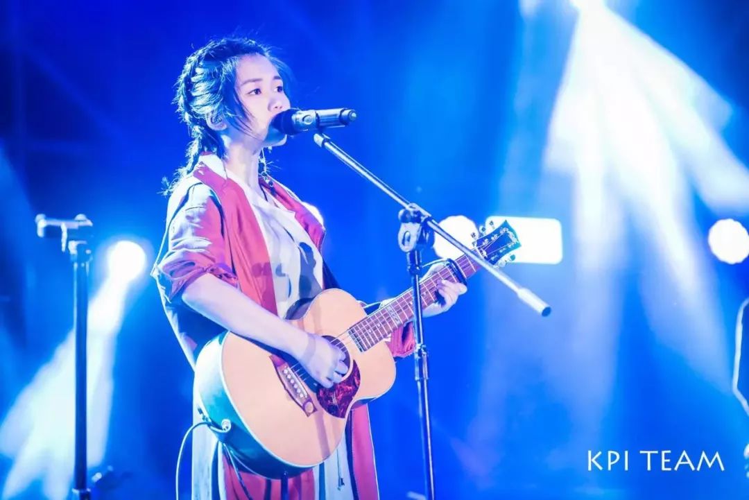 她的歌火爆网络90后民谣歌手花粥与你相约武汉客厅