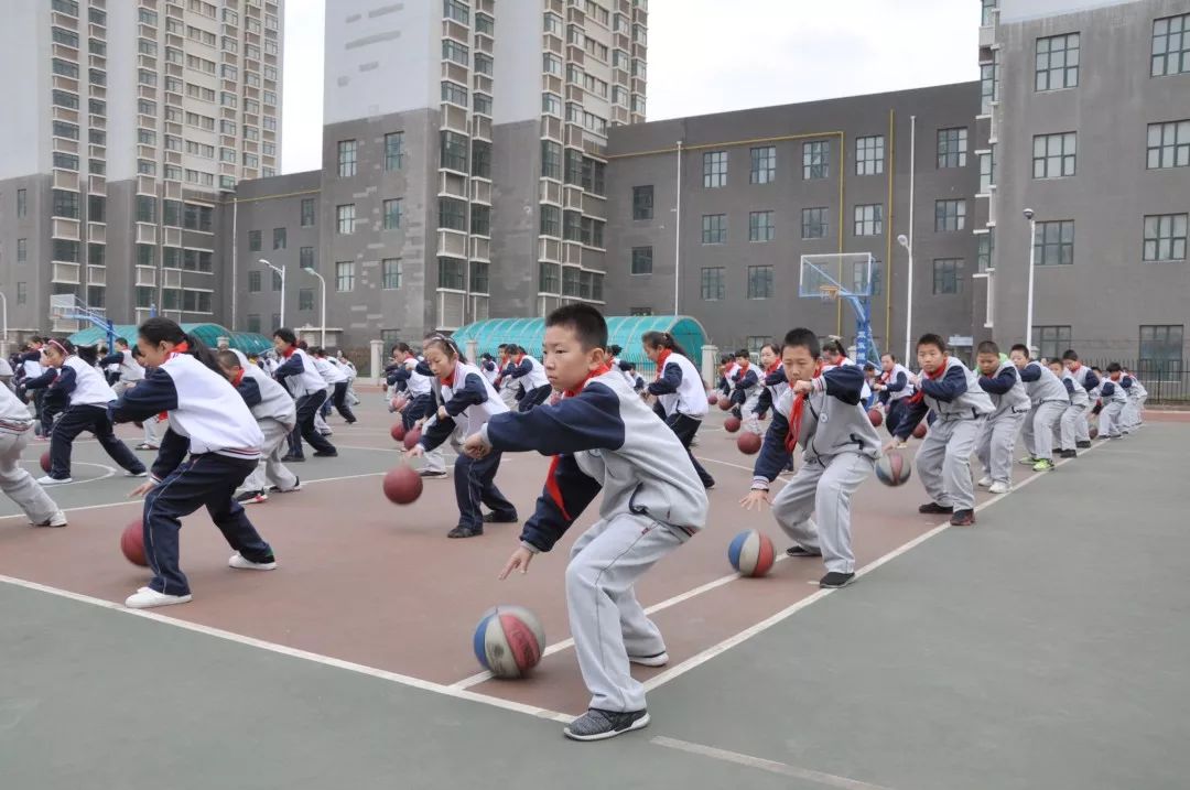 充满活力,个个都是灌篮高手;烟台这所学校的课间活动太爽了