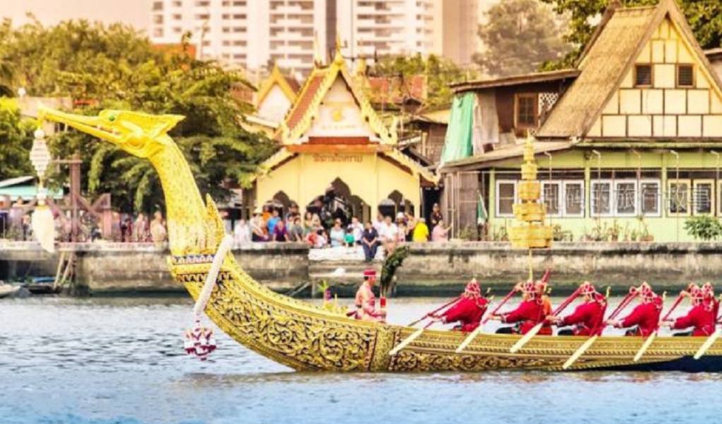 67岁泰国国王乘龙舟王妃只能趴在岸边送行侍卫跪在船内扇风