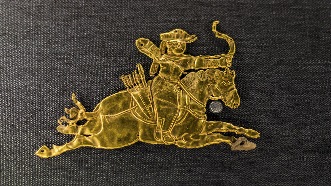 冠饰,两根辫子垂于脑后,八字须,大耳坠,窄袖对襟翻领连珠纹图案服饰