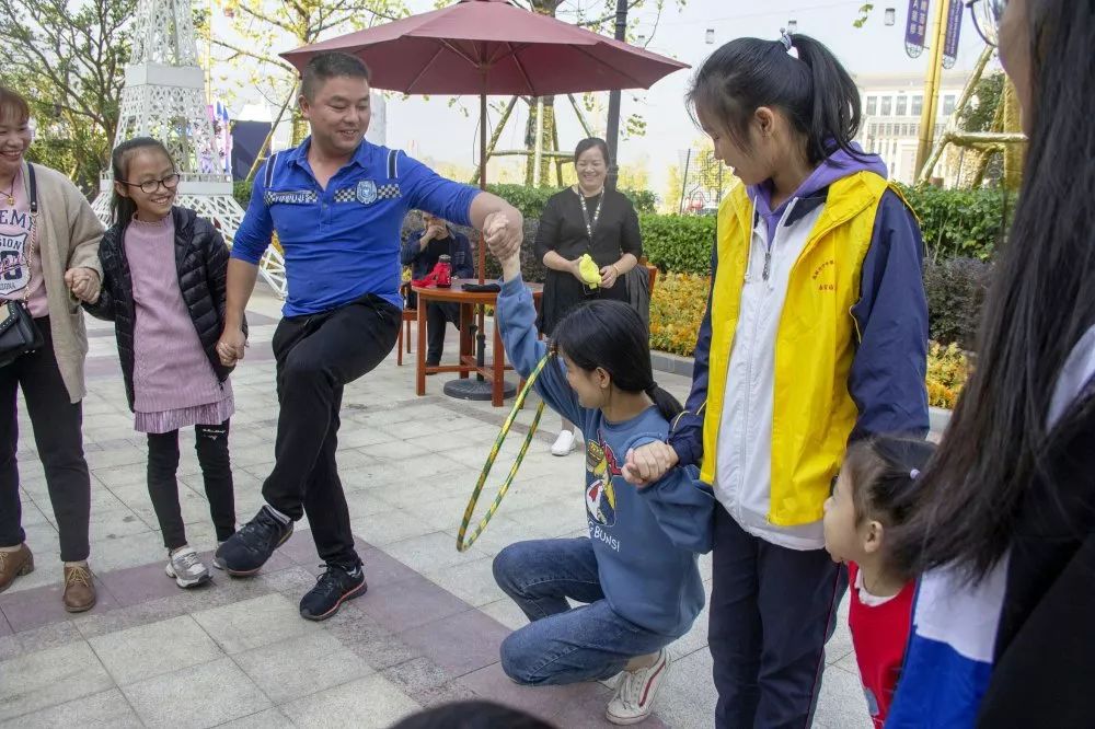 青少年事務社工中心的24名志願者,與小朋友們歡樂互動,趣味遊戲,現場