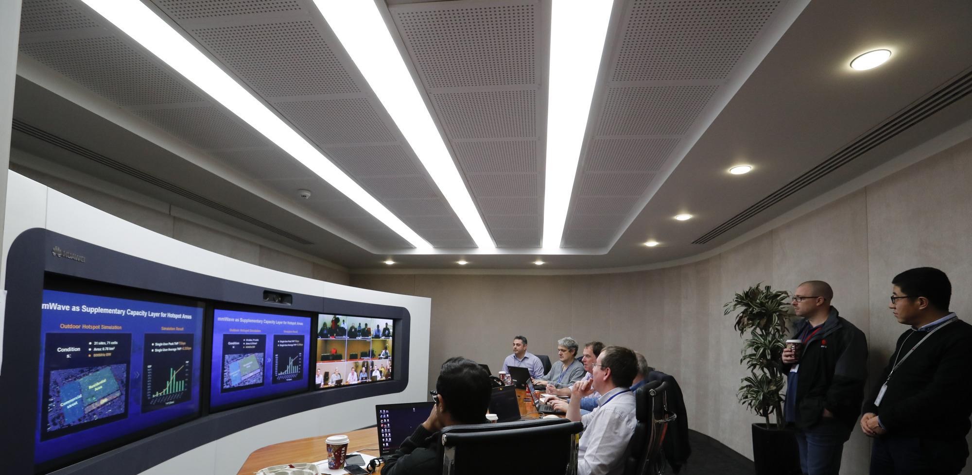 2017年11月22日,在英国雷丁,华为工作人员在会议室开会.