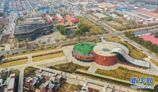 11月20日无人机拍摄的武强县周窝音乐小镇一景.