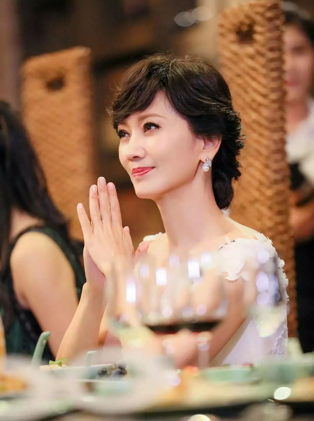 冻龄女神赵雅芝任尘嚣枉然我亦自己撑伞