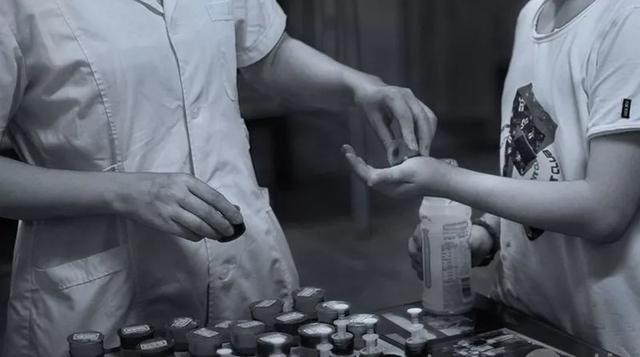 12岁开天窗的吸毒少年如果没有大人管我肯定还会走上不归路