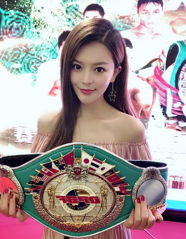 她是唯一摸过泰森肌肉的中国女主持,26岁依旧单身,直言喜欢黑人_周薇