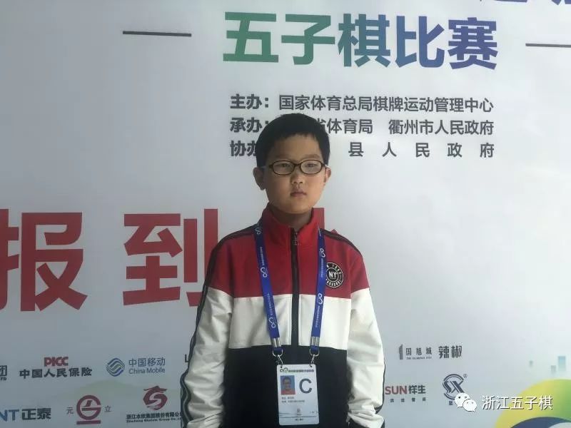 年纪小志气大海外学生李伯来鏖战智运会五子棋赛少年组夺奖