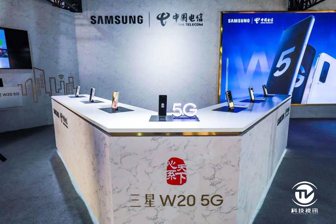 原创心系天下三星w205g折叠屏配5g网络秀出未来科技