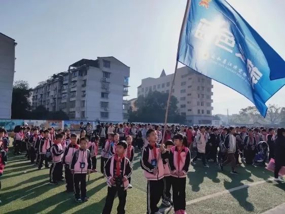 出游前,全校师生齐聚大操场,云和县江滨实验小学副校长陈必东布置了