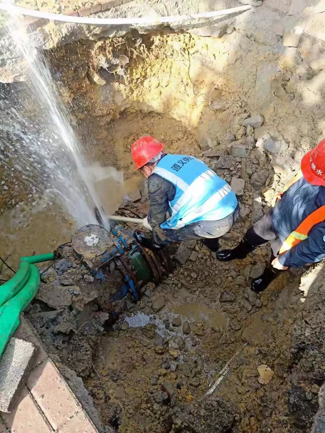 供水主管道爆管,城区5条道路和2个区域停水,恢复时间未定!