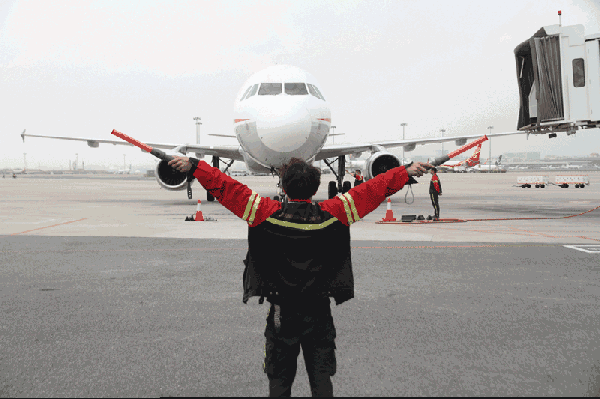 猎鹰飞行俱乐部飞机停靠时机务人员指挥常见的手势动作你懂多少