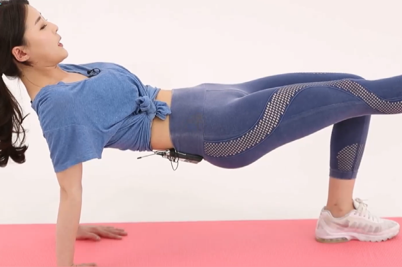 瑜伽女神黄老师系列之一30秒教你支撑瘦腿燃脂强韧有型腹肌