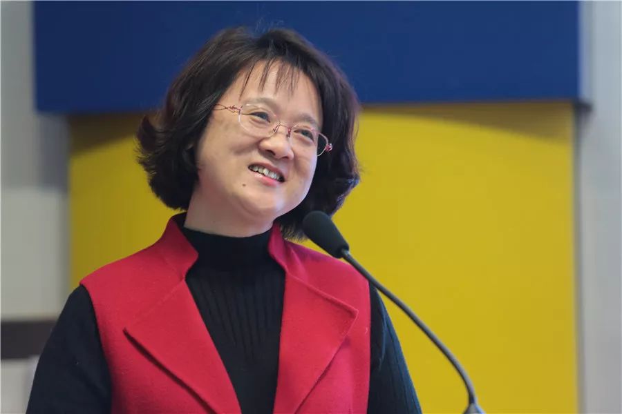拓智儿童公益发展中心理事长李萍教师代表和志愿者代表分享联合国《儿