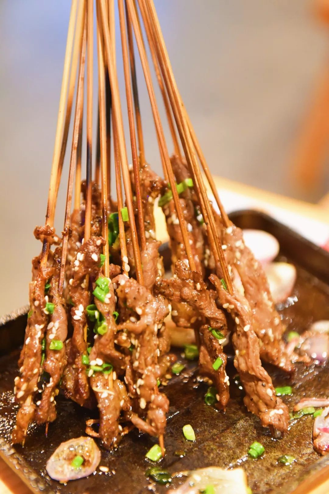 那油滋滋,香嫩嫩的小肥牛串拿到菜单现点上两把鲜烤小肥牛虽然是深圳