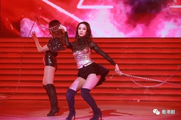 王君馨跳火辣钢管舞紧张到心跳加速