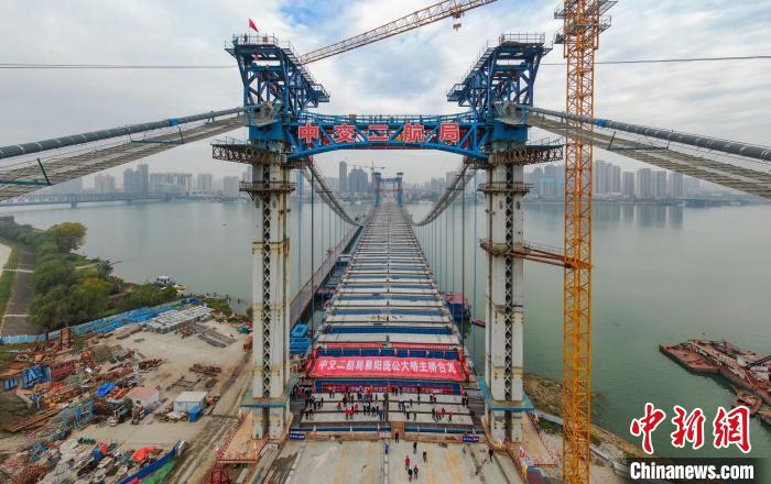 汉江首座三塔悬索桥庞公大桥主桥合龙明年3月通车