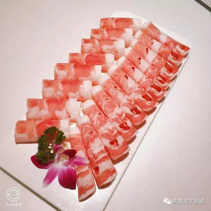 午餐肉纹理独特的肉肉组成精致的摆盘夹起一片,是半颗心为心爱的人涮