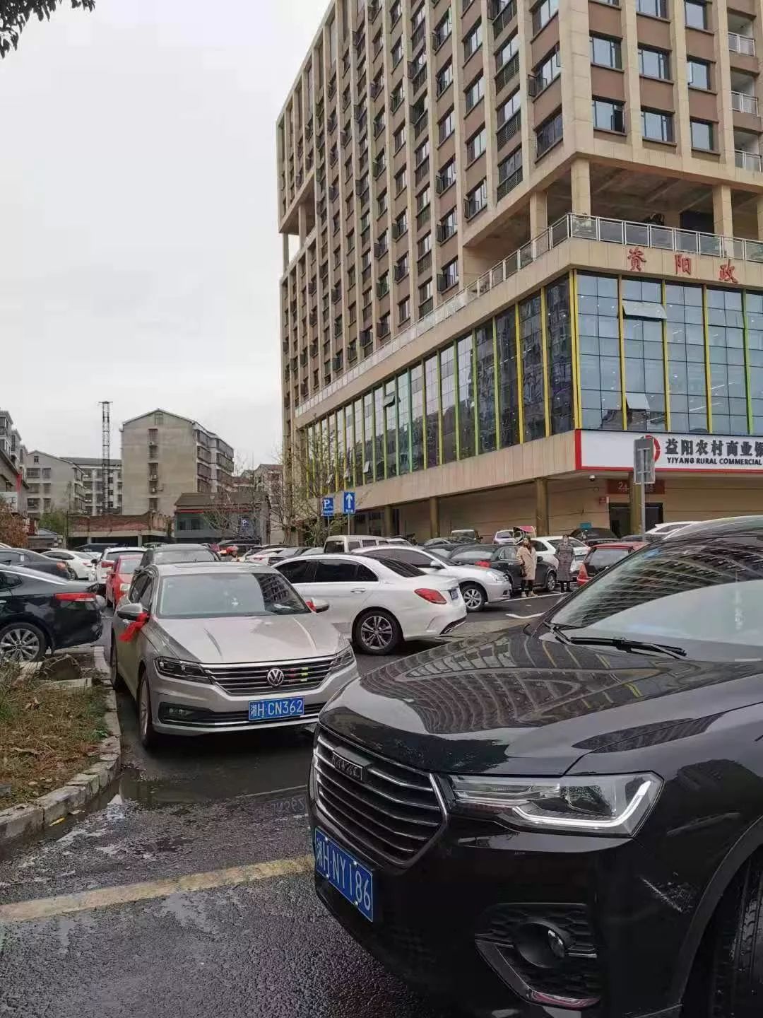 益阳桥北批发市场路边停满电动车,交通状况令人堪忧