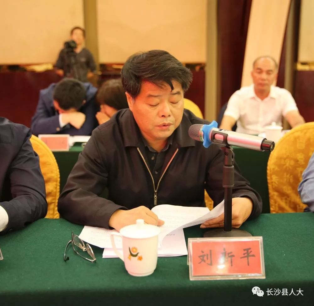 答县供销合作社联合社主任曹青回答有关107国道毛塘铺路段的设施问题