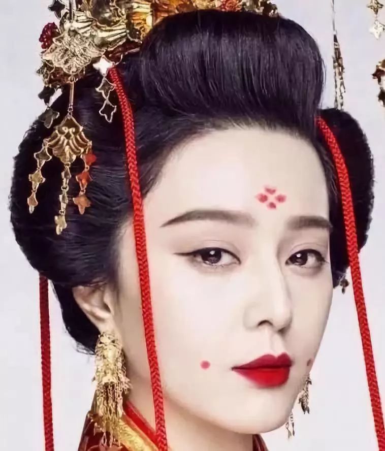 《王朝的女人》范冰冰饰演的杨贵妃这"花钿妆"就是"点痣妆"的老前辈