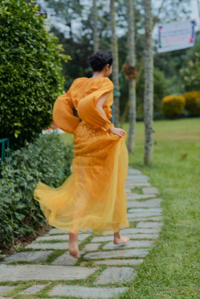 许晴黄色长裙荡秋千画面唯美 甜笑动人少女感十足