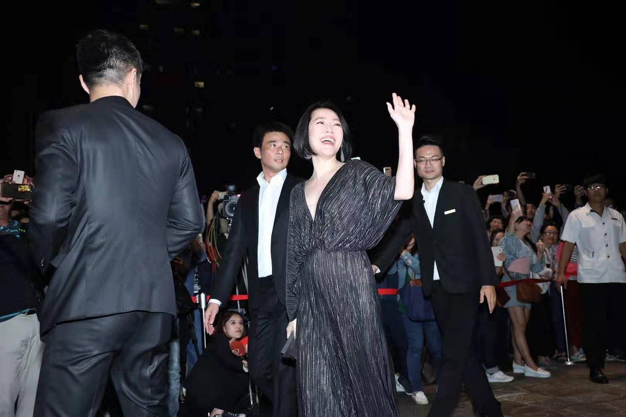 原创王力宏妻子李靓蕾性感晚装出席林志玲婚宴为何却被批不尊重新娘