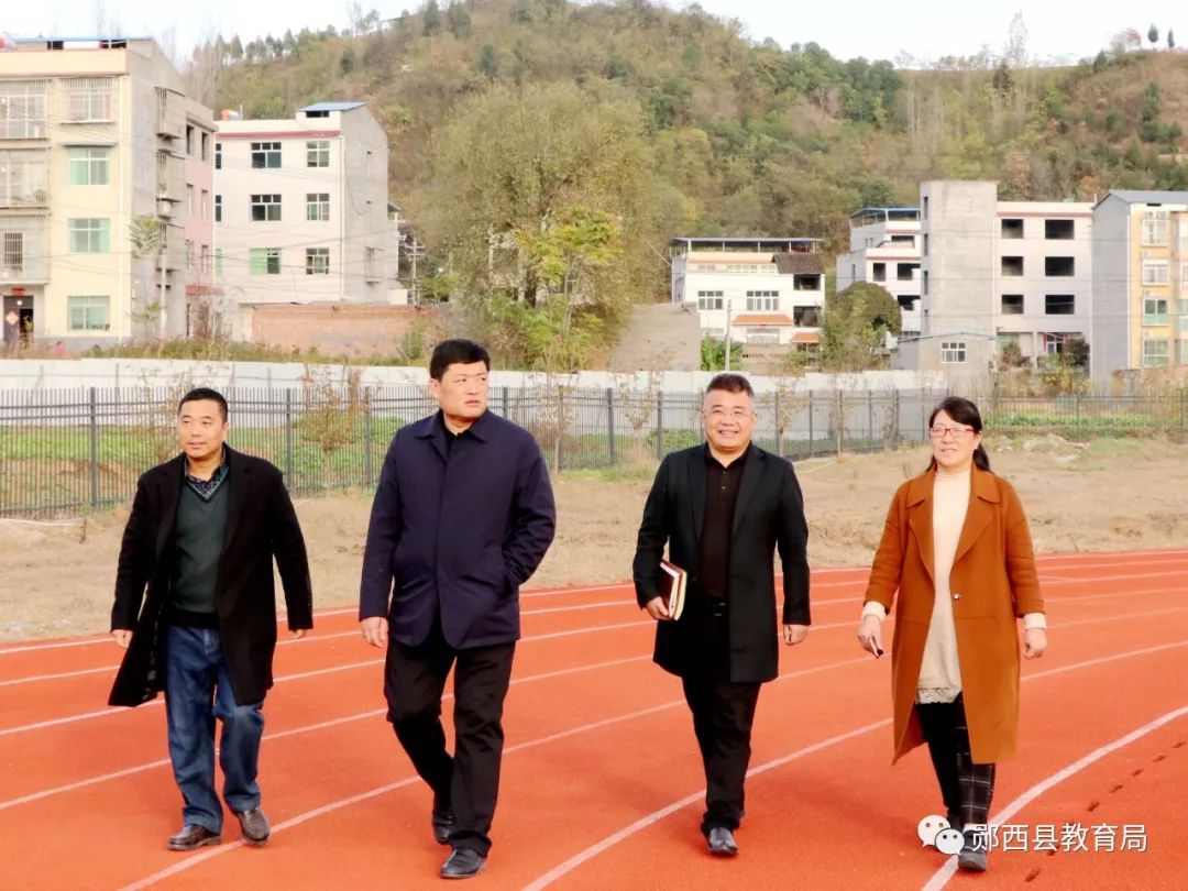 县教育局长杨耀东一行深入天河英才实验学校,检查指导学校工作_郧西县