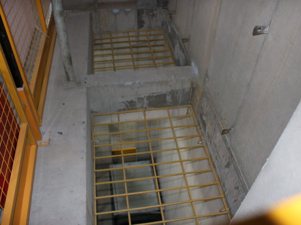 4,风井防护:深化铝模,砼浇筑前放置钢筋防护网,一次制作,有效解决风井