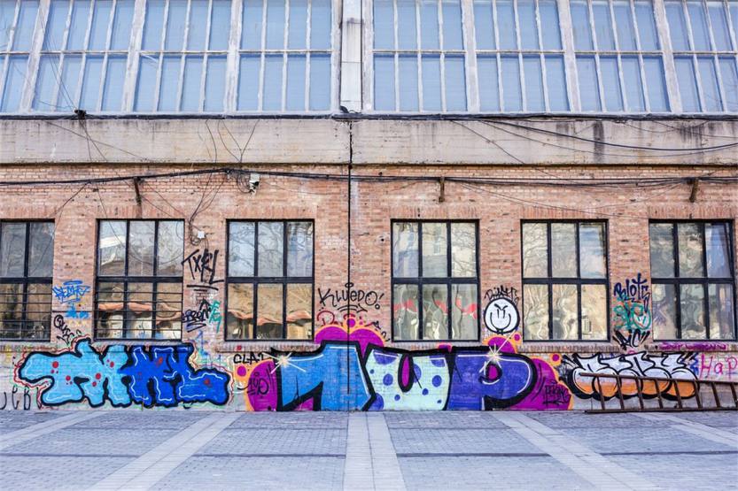 街上遍布着各种雕塑,涂鸦等,各有特色,还有一辆小火车头,都可以随意