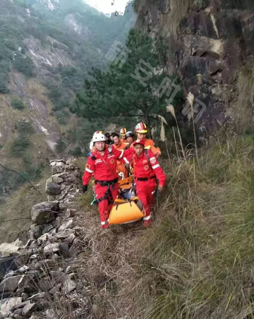 【户外安全】拍照装逼要谨慎:女子华山仰身自拍,坠崖身亡!